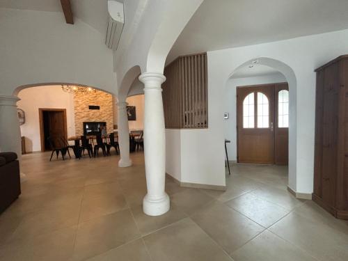 Vestabils, Bienvenue a l hacienda in Magalas