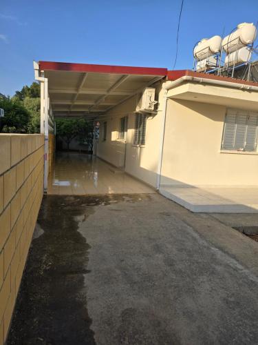 Indie little house in Kato Polemidia