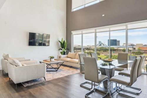 Downtown Dallas Penthouse No 602 – khách sạn tại Cedars