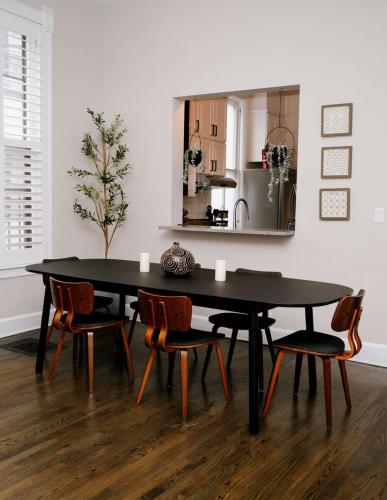 4 BR • Theater Room • Gym • Walk to Lincoln Park! in Old Town