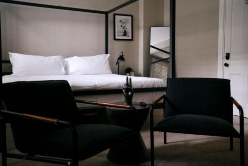 4 BR • Theater Room • Gym • Walk to Lincoln Park! in Old Town