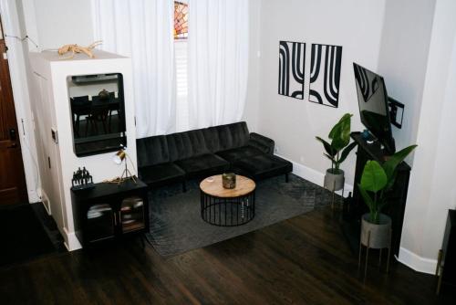 4 BR • Theater Room • Gym • Walk to Lincoln Park! in Old Town