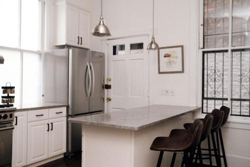 4 BR • Theater Room • Gym • Walk to Lincoln Park! in Old Town