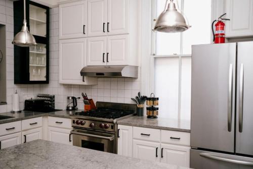 4 BR • Theater Room • Gym • Walk to Lincoln Park! in Old Town