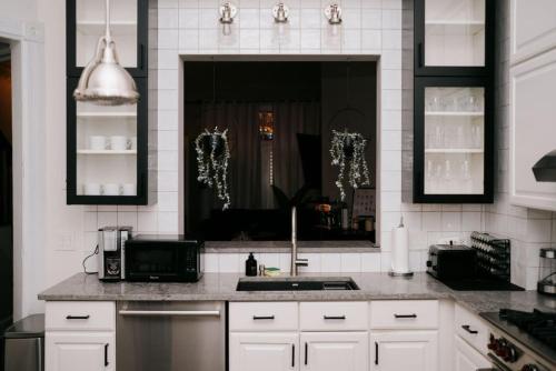 4 BR • Theater Room • Gym • Walk to Lincoln Park! in Old Town