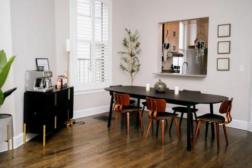 4 BR • Theater Room • Gym • Walk to Lincoln Park! in Old Town