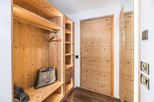 2 bedrooms, 5 beds