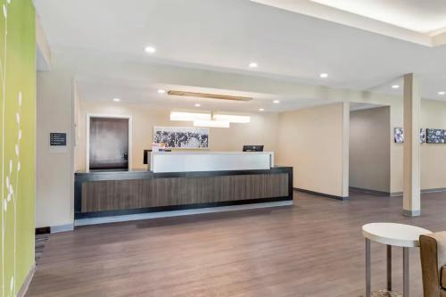 Lobby, Sleep Inn & Suites Liberty in Liberty (TX)