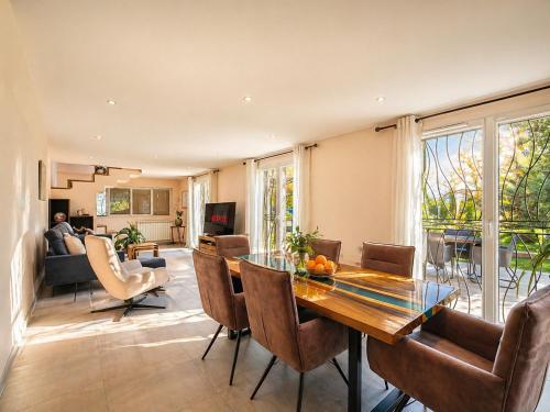 Luxury Villa, Garden, and Infinity Pool in Maure