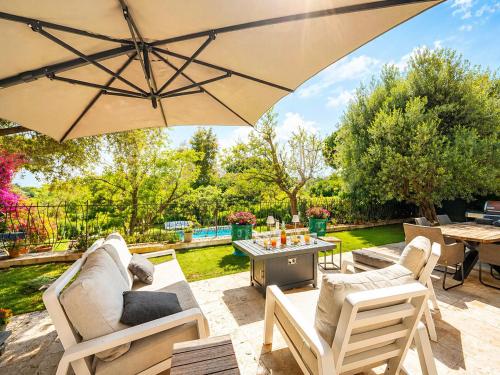 Luxury Villa, Garden, and Infinity Pool in Maure