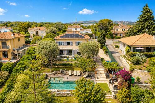 Luxury Villa, Garden, and Infinity Pool in Maure