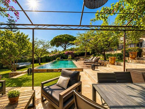 Luxury Villa, Garden, and Infinity Pool in Maure