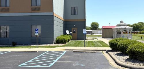Quality Inn Litchfield Route 66 - image 13