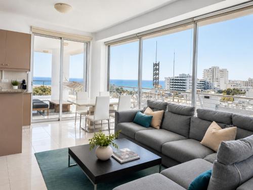 TOP RATED - PREMIUM Seaview 2-BDR-Apt in tallest building in Larnaca - 2 min Walk to Beach, Larnaka