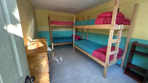 2 bunk beds