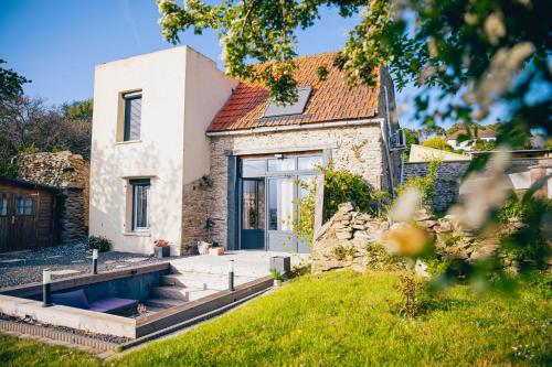 Зовнішній вигляд готелю, L'Envol - Jacuzzi, Sauna et belle vue in Tourlaville