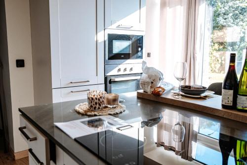 кухня, L'Envol - Jacuzzi, Sauna et belle vue in Tourlaville