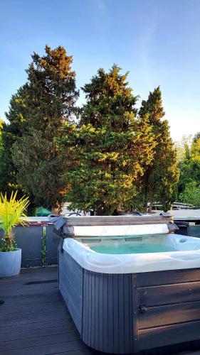 MARINA PEARL Houseboat with Private Rooftop Jacuzzi in Lucija
