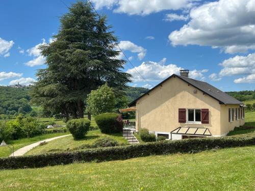 Belle maison de campagne avec vue sur le Morvan in Шато-Шинон