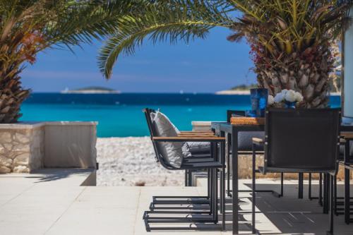 The Beachhouse Rogoznica - Luxury Beachfront Villa – khách sạn tại Rogoznica