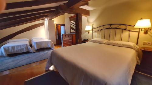 1 double bed, 2 twin beds