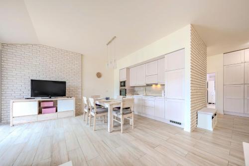 White Pearl Apartament with Two Terraces by OneApartments - image 5