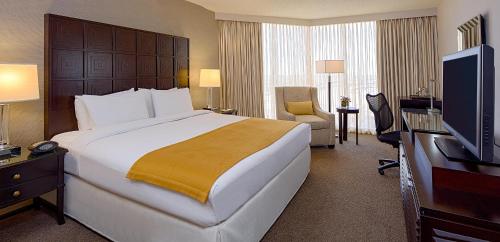 DoubleTree by Hilton Hotel Houston Greenway Plaza Room Type - Deluxe Queen Room - Non-Smoking