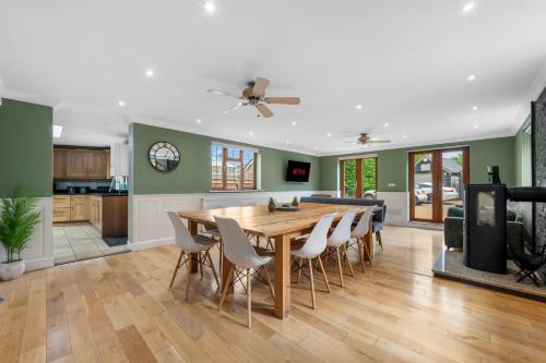 Spacious 7BR Home Gated Parking Games Room 2 Lounges – khách sạn tại Wootton