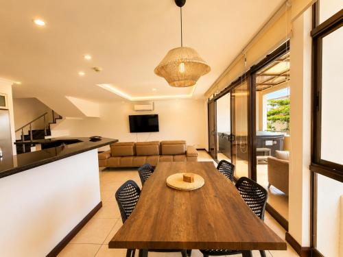 CR MARIPOSA RENTALS Luxury 2-Story Penthouse with Private Jacuzzi in Río Oro
