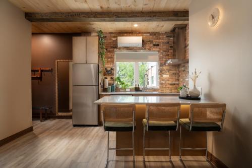 Pulaski Point Properties in Ravenswood Gardens