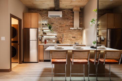 Pulaski Point Properties in Ravenswood Gardens