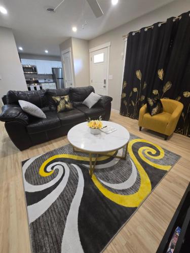 Serene Modern Home in Lawrence with workspace – khách sạn tại Nam Lawrence