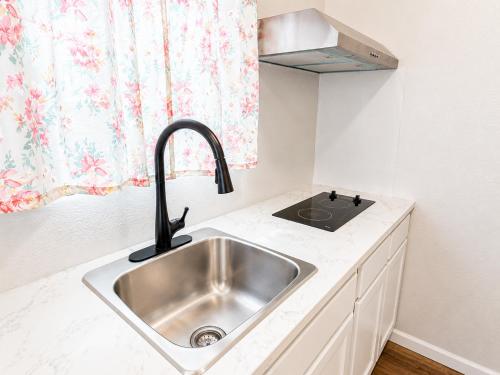 Royal Gateway Motel - image 25