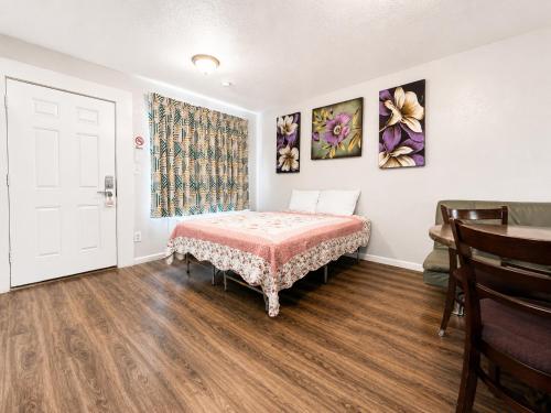 Royal Gateway Motel - image 33