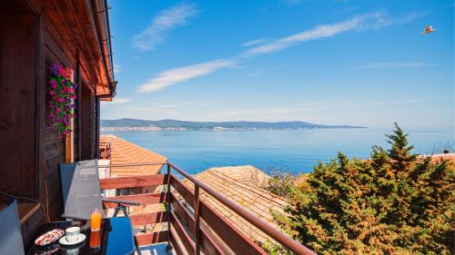 Royal Blue Apartments with Sea View in Old Nessebar – khách sạn tại Ancient City