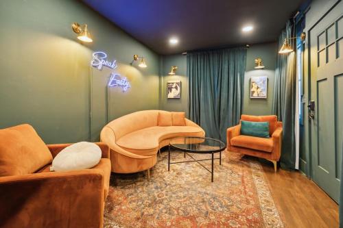 Speakeasy. East Nash. Hot tub. Mins to Broadway – khách sạn tại Đông Nashville