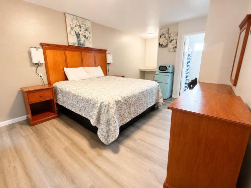 Royal Gateway Motel - image 32