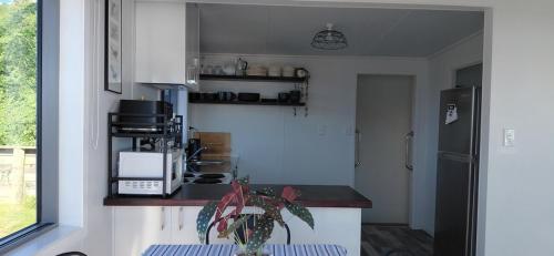 keuken, Karoro - laid-back bach with epic views! in Otorohanga
