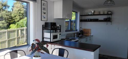 keuken, Karoro - laid-back bach with epic views! in Otorohanga