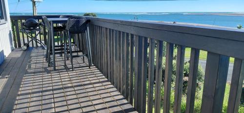 balkon/terras, Karoro - laid-back bach with epic views! in Otorohanga