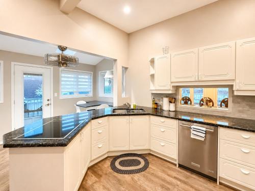 Canalside Summer Cottage with Waterview, Custom Bar, BBQ, and Fireplace in Lagoon City (ON)