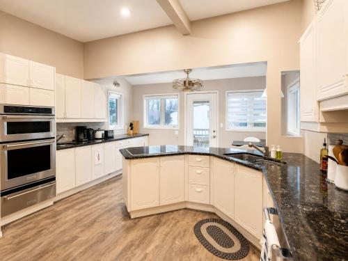 Canalside Summer Cottage with Waterview, Custom Bar, BBQ, and Fireplace in Lagoon City (ON)