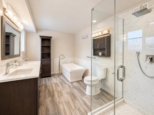Duša, Canalside Summer Cottage with Waterview, Custom Bar, BBQ, and Fireplace in Lagoon City (ON)