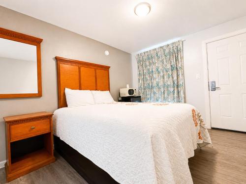 Royal Gateway Motel - image 36