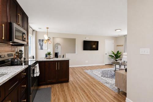 New! Cozy 1BR Upper Unit in the Heart of Roseville in Roseville, USA