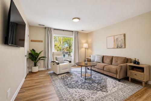 New! Cozy 1BR Upper Unit in the Heart of Roseville in Roseville, USA