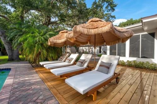 9BR Heated Pool Hot Tub Sleeps 25 in Largo, USA