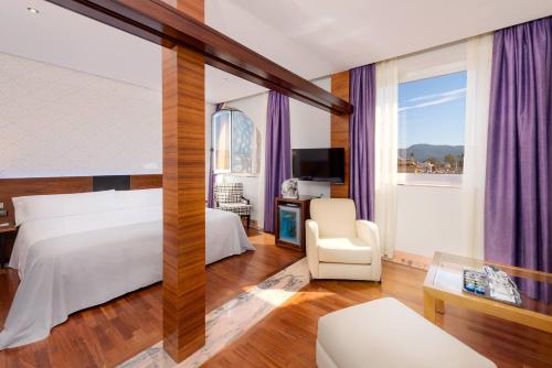 room detail thumbnail 1