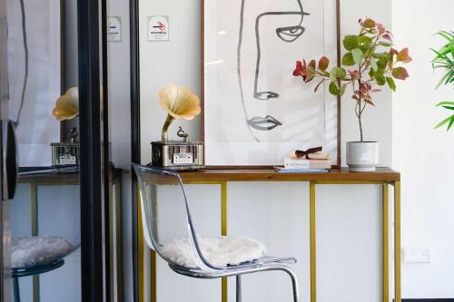 Harbour Views & Modern Living in Sydney CBD - image 6