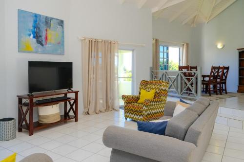 Spacious Apartment Mountain & Sea Views in เดอะโบกัส